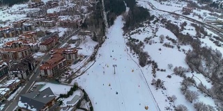 在冬季旅游胜地班斯科，保加利亚，静态无人机显示滑雪斜坡的照片