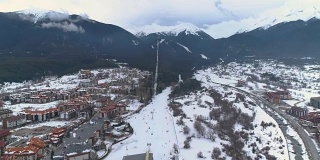 无人机飞过冬季旅游胜地班斯科的滑雪坡，保加利亚