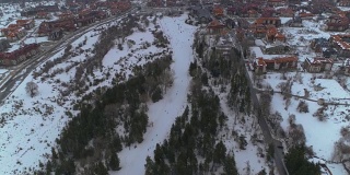 无人机下降显示在班斯科，保加利亚冬季旅游胜地滑雪斜坡