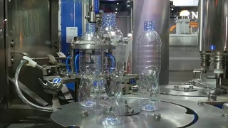 塑料瓶装水的机器和设备在一个工厂视频素材模板下载