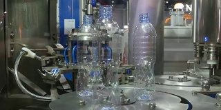 塑料瓶装水的机器和设备在一个工厂