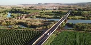 路桥毗邻农田，横跨南非卡卡马斯的奥兰治河