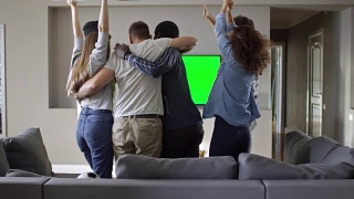 一群朋友在家看Chroma Key电视上的足球视频素材模板下载