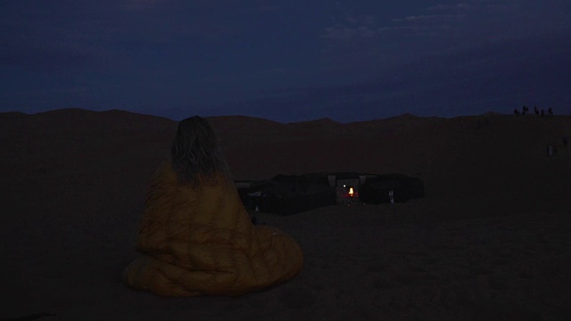欣赏沙漠的日落。寒冷的晚上。满月