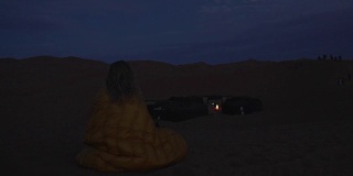 欣赏沙漠的日落。寒冷的晚上。满月