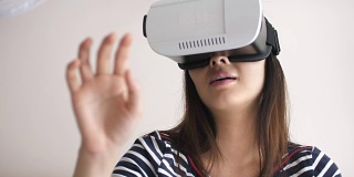 女性佩戴VR眼镜
