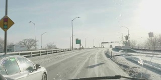 FPV在雪城大桥上行驶