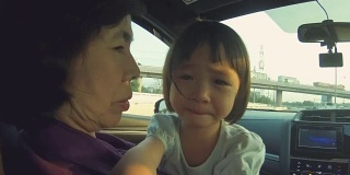 在车里的亚洲女婴哭得很情绪化