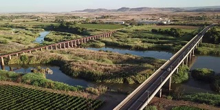 路桥毗邻农田，横跨南非卡卡马斯的奥兰治河