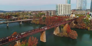 高角度建立拍摄的市中心奥斯汀与铁路大桥