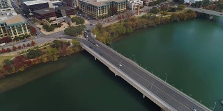 高角度倾斜下鸟瞰图的S 1街桥在奥斯汀