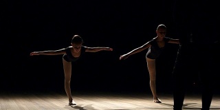 编舞在舞台上教孩子们跳芭蕾舞