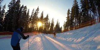从山上阳光明媚的滑雪者身上滑下来