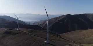 背景是风力发电机创造可再生能源发电厂冷却塔