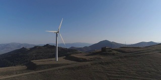 一排排的现代风力涡轮机发电清洁和可再生能源