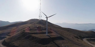 背景是风力发电机创造可再生能源发电厂冷却塔