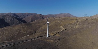 绿色能源风车涡轮机在农场旋转