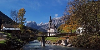 德国巴伐利亚阿尔卑斯，拉姆绍，贝希特斯加登，著名的教区教堂圣塞巴斯蒂安的河面。