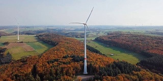 鸟瞰图的风力涡轮机在秋季山坡