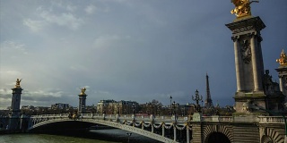时间流逝的巴黎城市景观，塞纳河，大桥亚历山大三世和埃菲尔铁塔在一个多云的日子。