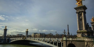 在一个多云的日子里，随着时间的流逝，巴黎的城市景观，塞纳河，亚历山大三世大桥和埃菲尔铁塔。