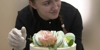 糕点师用鲜花和杏仁饼干装饰蛋糕来庆祝节日