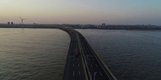 东海大桥上汽车的实时鸟瞰图