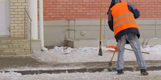街道清洁工清除道路上的积雪