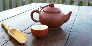 在中国传统的茶道中拿茶杯拿茶壶