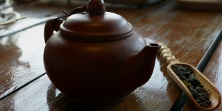 把茶杯放在中国传统茶道中使用的茶壶前