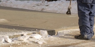 街道清洁工在劈压雪