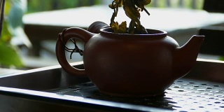 在中国传统的茶道中，用勺子去叶