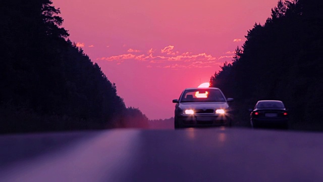 傍晚的道路与汽车在日落的背景