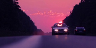 傍晚的道路与汽车在日落的背景