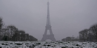 雪天在巴黎，埃菲尔铁塔，法国