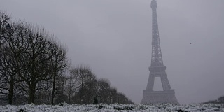 雪天在巴黎，埃菲尔铁塔，法国