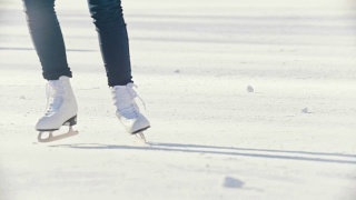 特写的女孩的腿在花样滑冰滑冰在溜冰场视频素材模板下载