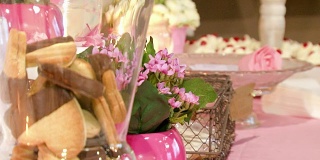 饼干，花和蜡烛婚礼配件