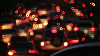 交通灯夜景散。开车在城市。有汽车的夜城视频素材模板下载