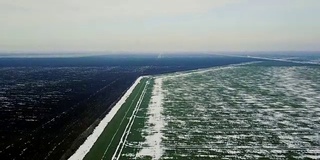 春季鸟瞰图中被雪覆盖的谷地。