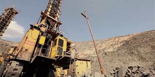 矿井钻机全景图，工业外观，铁矿采石场全景图