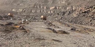 采石场爆破准备工作中，工人们正在准备装药、铁矿、铁矿爆破、铁矿爆破、工业外爆