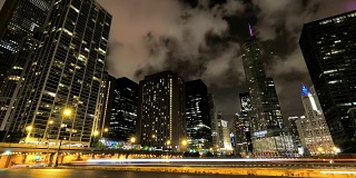 芝加哥摩天大楼夜晚与汽车穿过城市