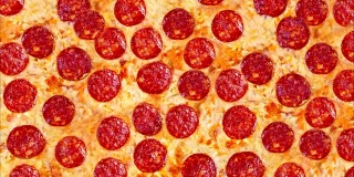 意大利辣香肠披萨的背景视频。镜头。