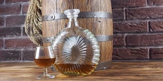 一杯威士忌和一个舒适的酒窖里的木桶。