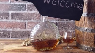 一杯威士忌和一个舒适的酒窖里的木桶视频素材模板下载