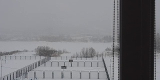 透过窗户可以看到冬天的景色。