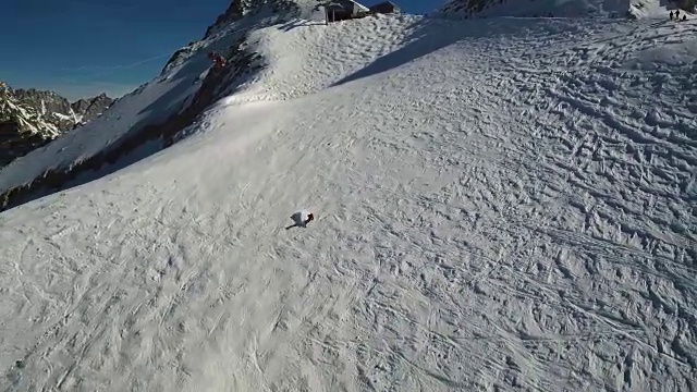 全景图，一个孤独的滑雪者从一个滑雪斜坡下降