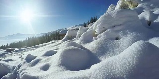 雪堆在山村