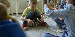 孩子们和老师一起搭建立方体